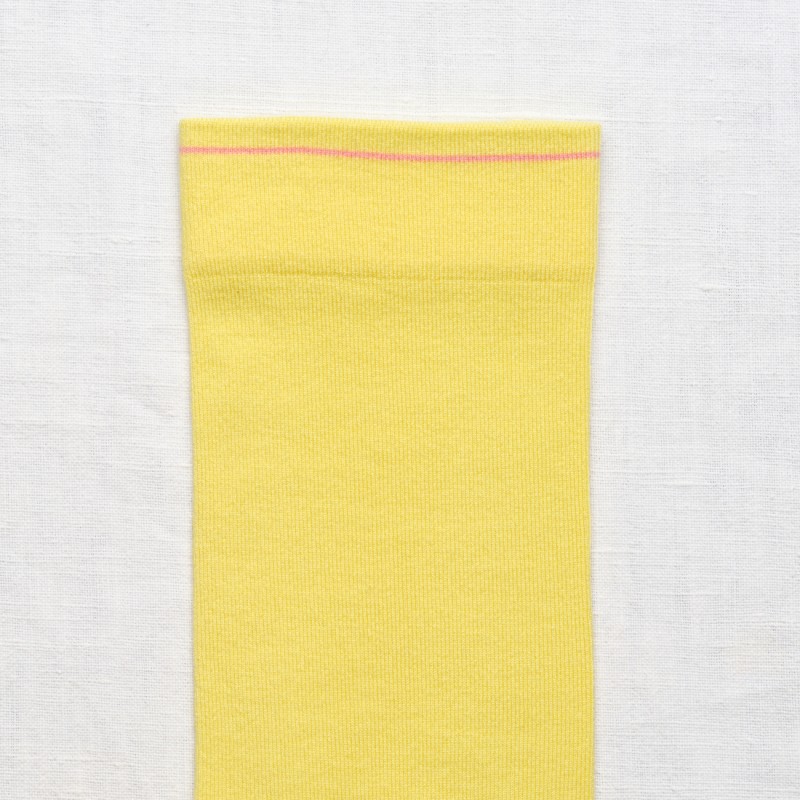 bonne maison Chaussettes fines originales et colorées dessinées et fabriquées en France. Uni Jaune avec pointe et liseré rose